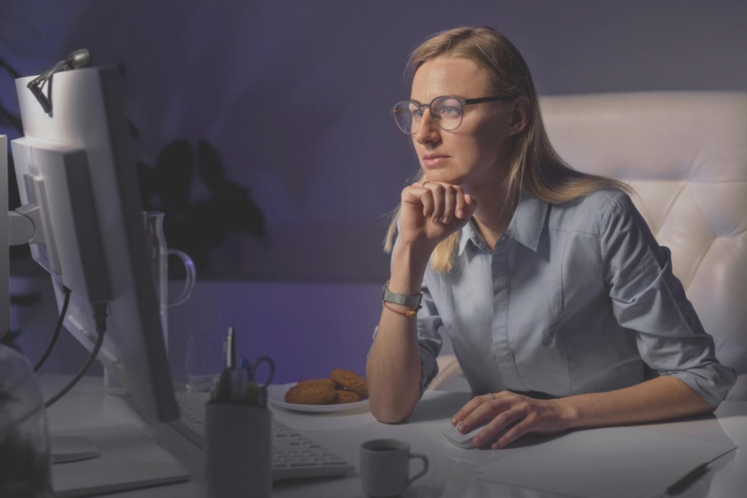 Uczestnicy programu grupowego omawiają procesy automatyzacji płatności